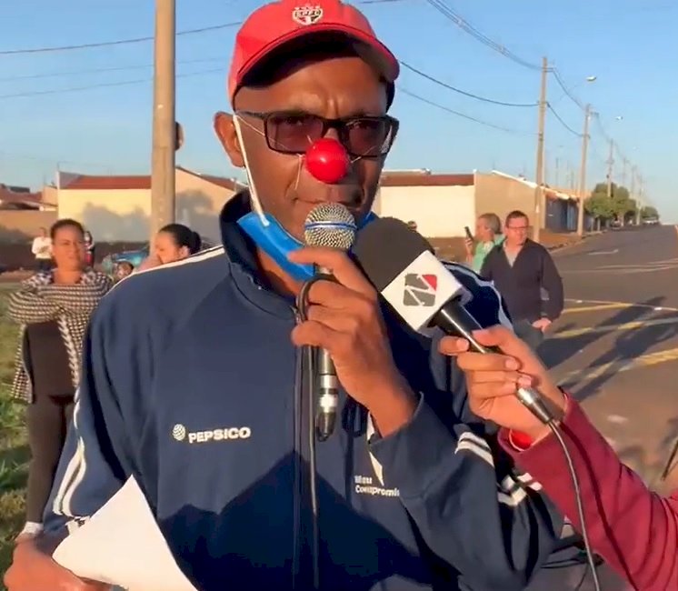 Com narizes de palhaço, manifestantes protestam por melhorias no trecho que liga a Rodovia Braz Fortunato ao Jardim Garotinho, em Bariri