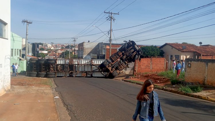 Carreta tomba após curto-circuito na bateria em Ibitinga