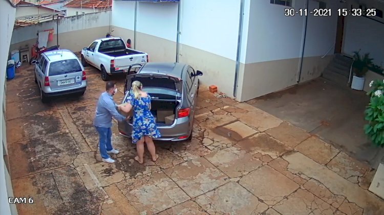 Vídeo mostra diretor administrativo descarregando carro  particular de funcionária terceirizada com arquivos internos  da Prefeitura de Bariri; Polícia Civil abre inquérito