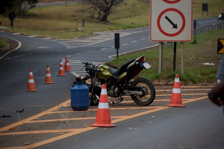 Motociclista fica em estado grave ao colidir com carreta de sabonetes em Bariri