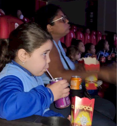 Crianças da Cemei de Itaju visitam cinema de Bariri em projeto de férias