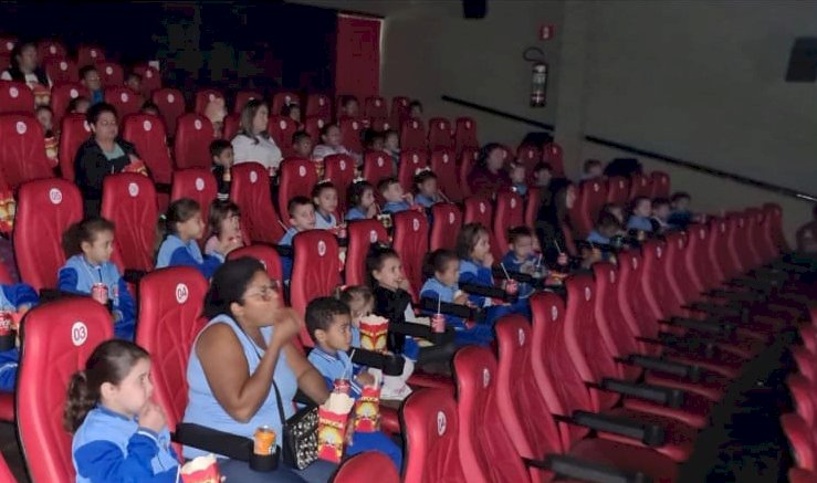 Crianças da Cemei de Itaju visitam cinema de Bariri em projeto de férias