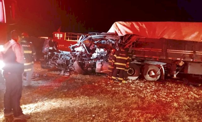 Colisão entre caminhão e dois ônibus deixa um morto e seis feridos em Iacanga