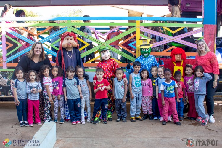 Carreta Lima Limão leva diversão às crianças  da rede municipal de ensino em Itapuí