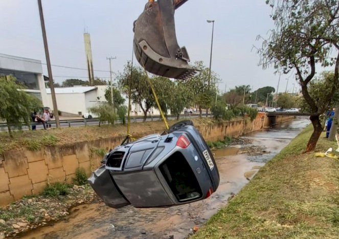 Carro capota, cai no Rio Bauru e é guinchado com peixes dentro