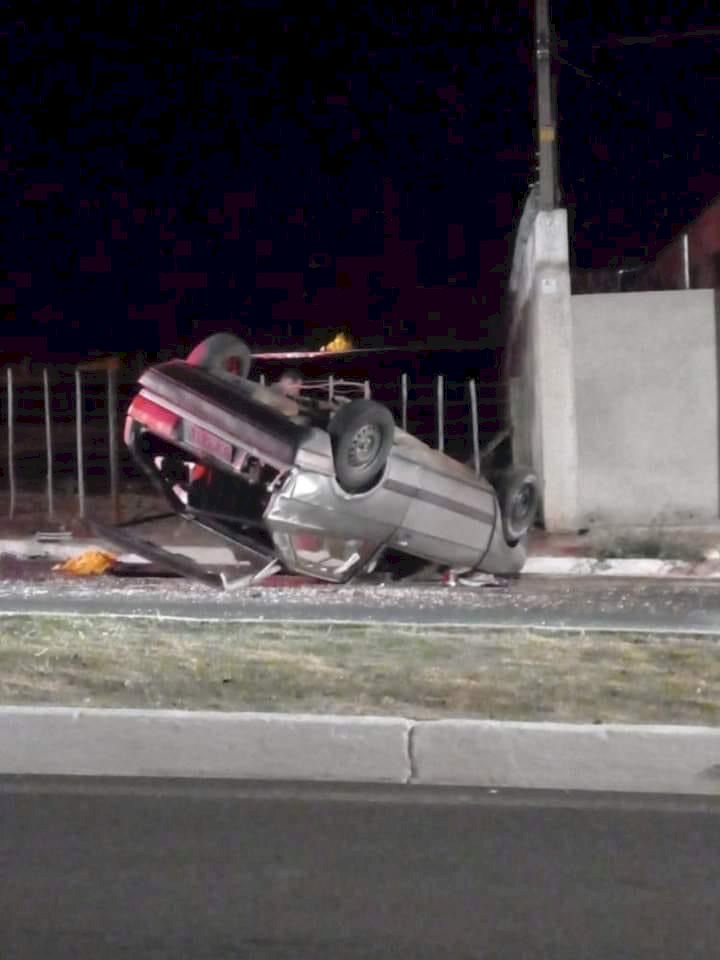 Carro capota na avenida  do Lago em Jaú