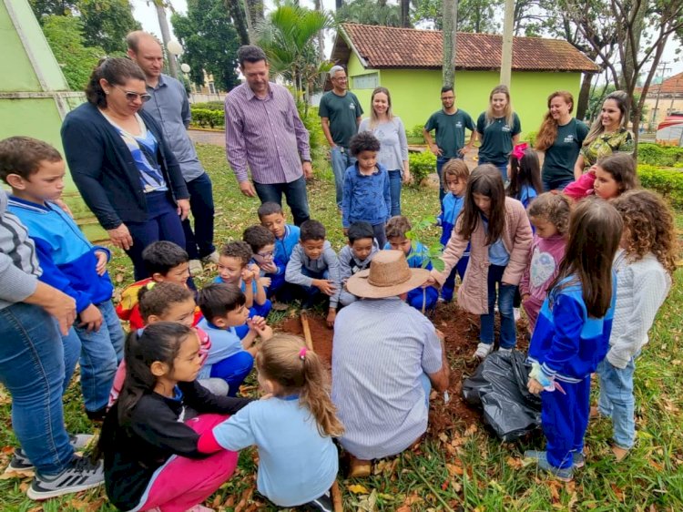 Crianças da rede municipal de  ensino de Itaju plantam mudas em comemoração ao Dia da Árvore