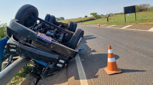 Motorista fica preso nas ferragens após caminhão tombar no trevo de Itaju