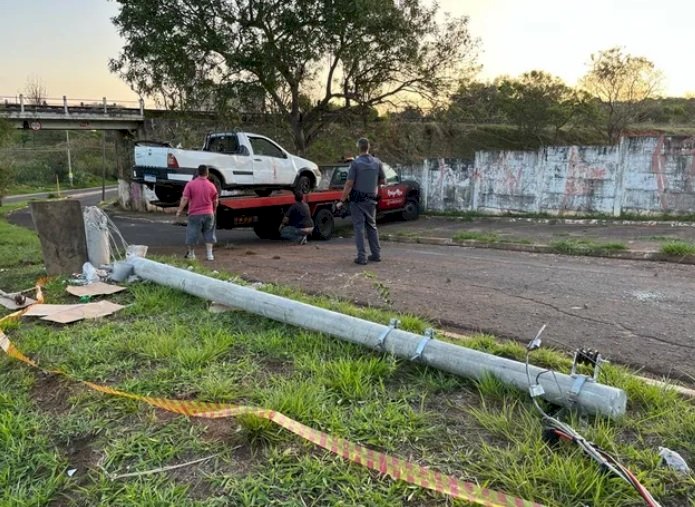 Colisão de carro contra poste deixa vítima fatal em Bauru