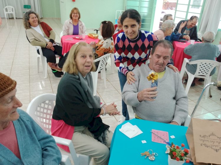 Idosos do CCI em Itaju recepcionam idosos do Lar Vicentino de Bariri