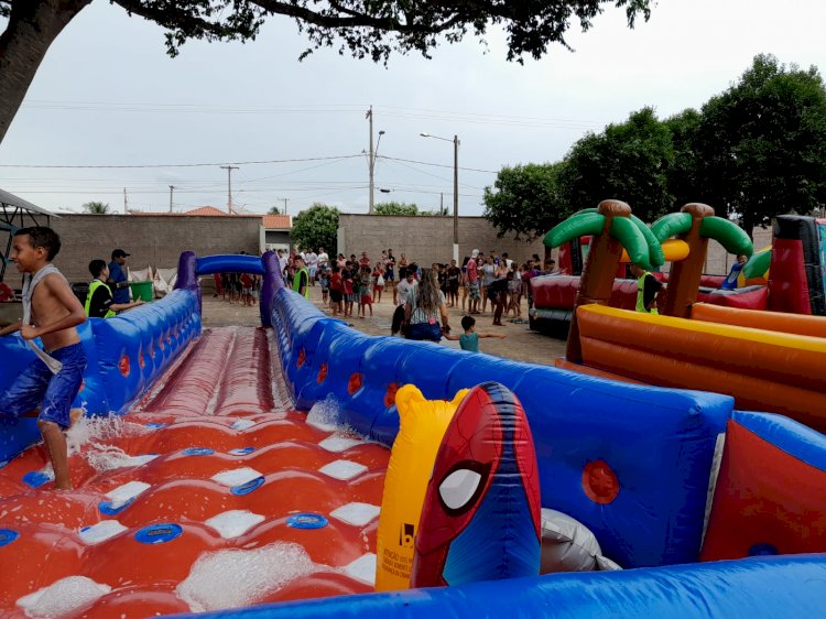 Voluntários de Itapuí promovem festa das crianças em praça  pública, no bairro Padre Arlindo