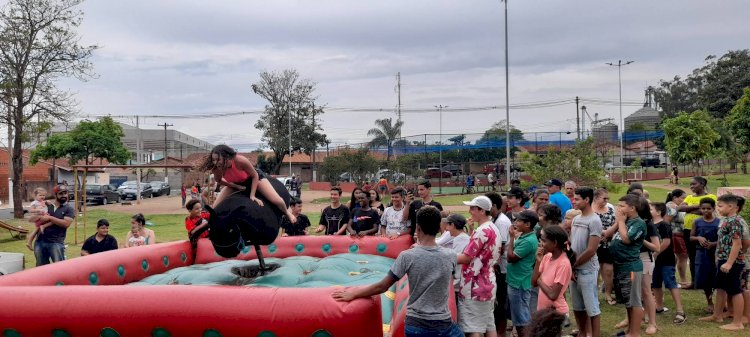 Voluntários de Itapuí promovem festa das crianças em praça  pública, no bairro Padre Arlindo