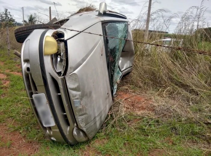 Homem rouba carro e sofre  capotamento em Ibitinga