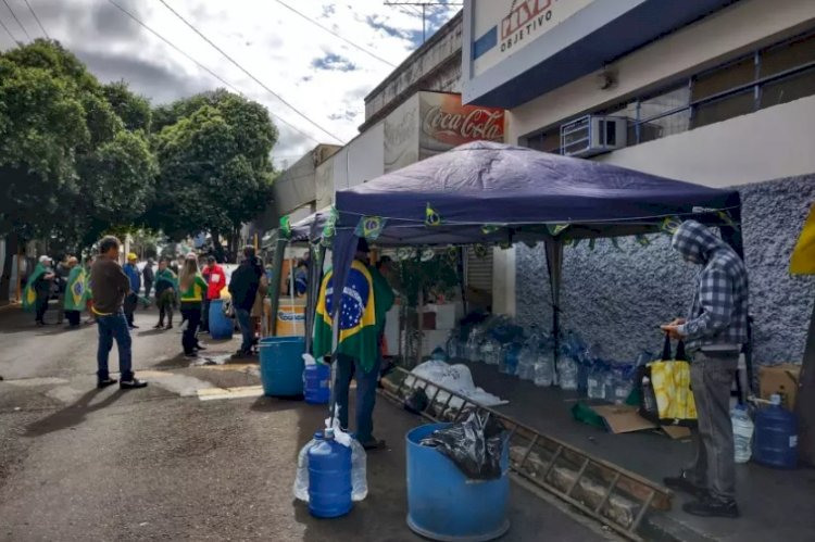 Manifestantes mantêm vigia em frente a posto do Serviço Militar em Bauru