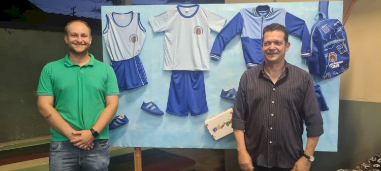 Itaju entrega uniformes aos alunos da Rede Municipal de Ensino