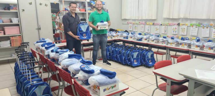 Itaju entrega uniformes aos alunos da Rede Municipal de Ensino