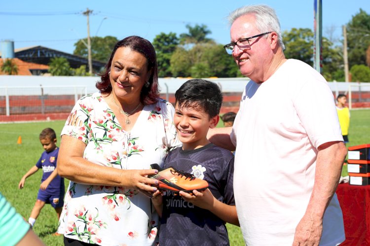 Alunos do Projeto “Formando Mais Que Atletas” recebem tênis e chuteiras novos em Itapuí