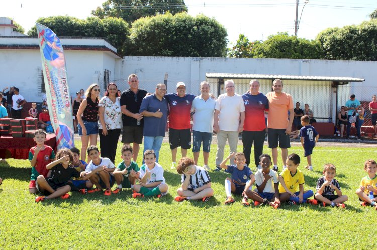 Alunos do Projeto “Formando Mais Que Atletas” recebem tênis e chuteiras novos em Itapuí