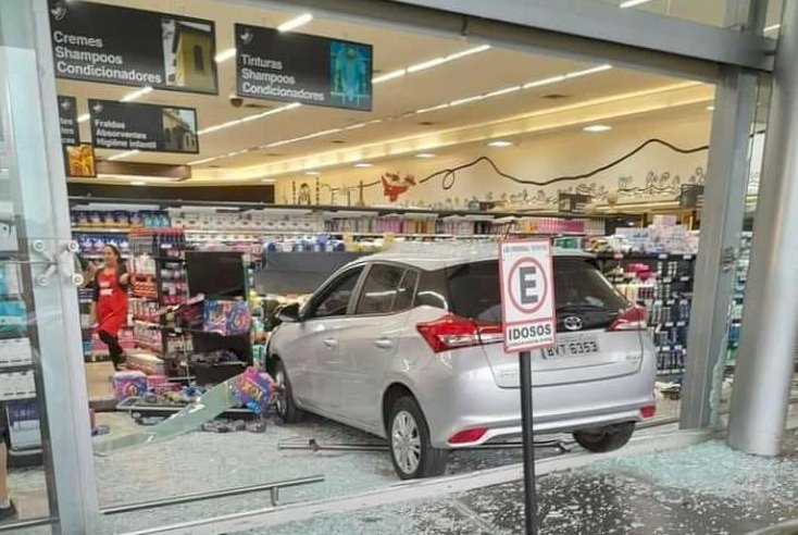 Motorista invade supermercado em Jaú