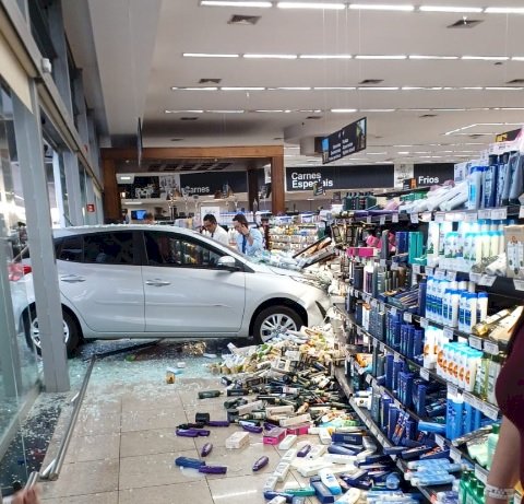 Motorista invade supermercado em Jaú