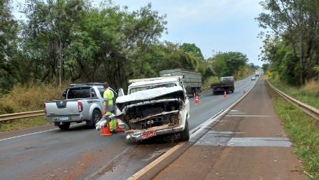 Caminhonete colide contra defesa metálica da pista em Bariri