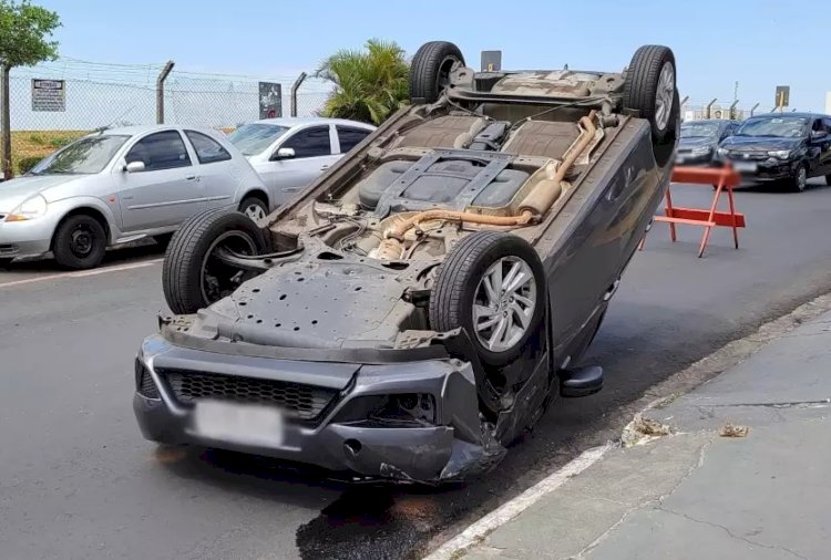 Capotamento danifica três carros em Bauru