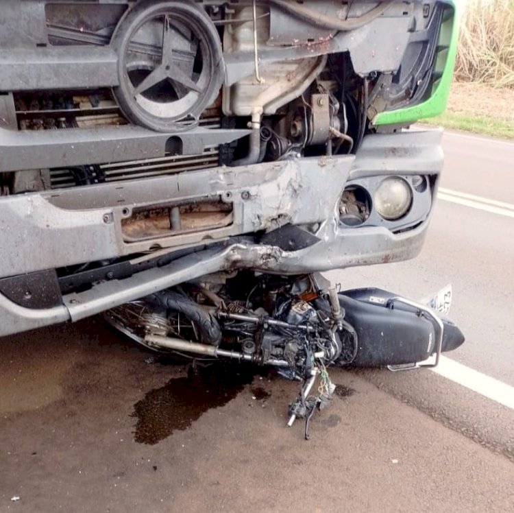 Jovem morre ao bater de frente com caminhão em Macatuba