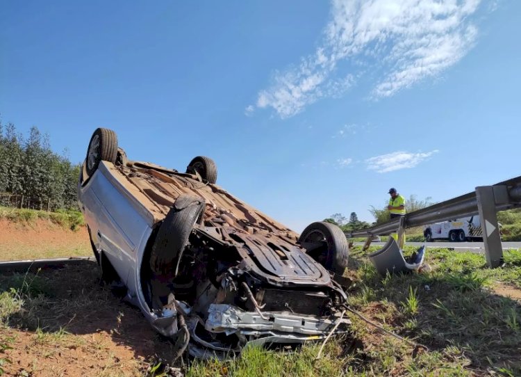 Adolescentes capotam carro na Bauru-Iacanga