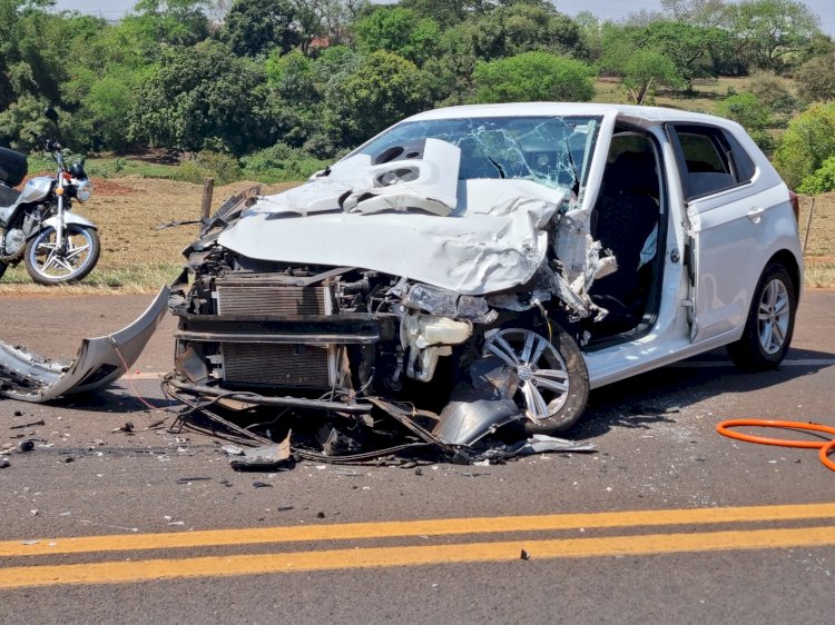 Motorista sofre corte profundo na face ao colidir com caminhão em Bariri