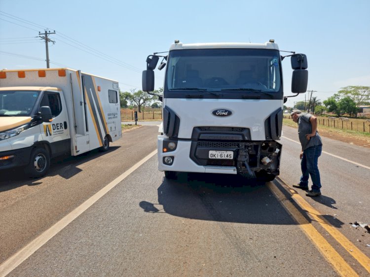 Motorista sofre corte profundo na face ao colidir com caminhão em Bariri