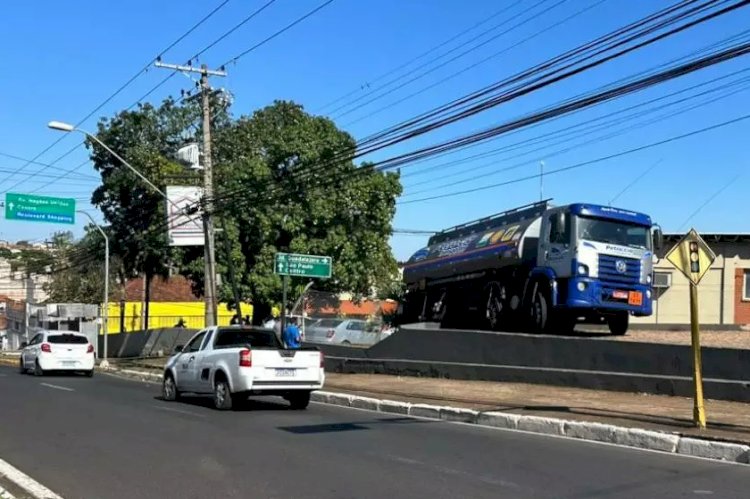 Caminhão-tanque desgovernado invade Rodrigues Alves, em Bauru