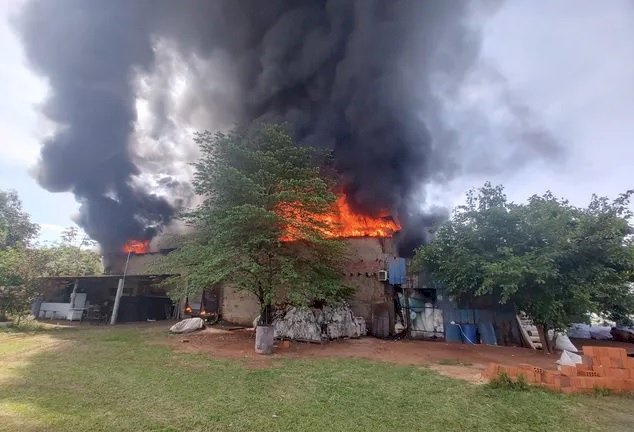 Incêndio em barracão consome 13 toneladas de materiais em Ibitinga