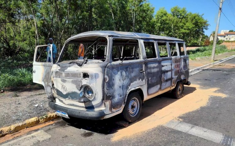 Kombi pega fogo após pane no motor em Bauru