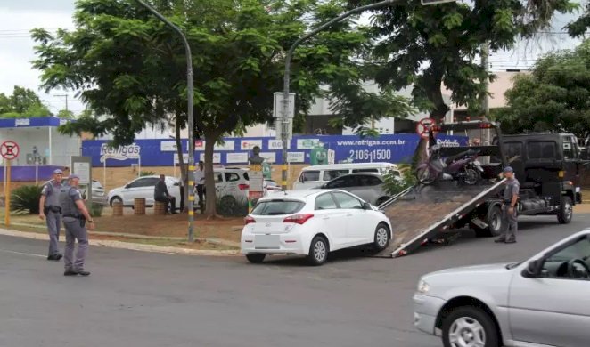 Colisão entre carro e moto deixa mulher gravemente ferida em Bauru