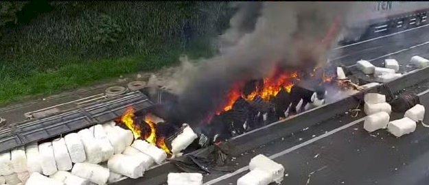 Carreta tomba e carga de algodão pega fogo em Dois Córregos