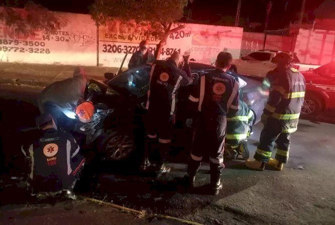 Motorista sofre fratura exposta ao colidir contra árvore em Bauru