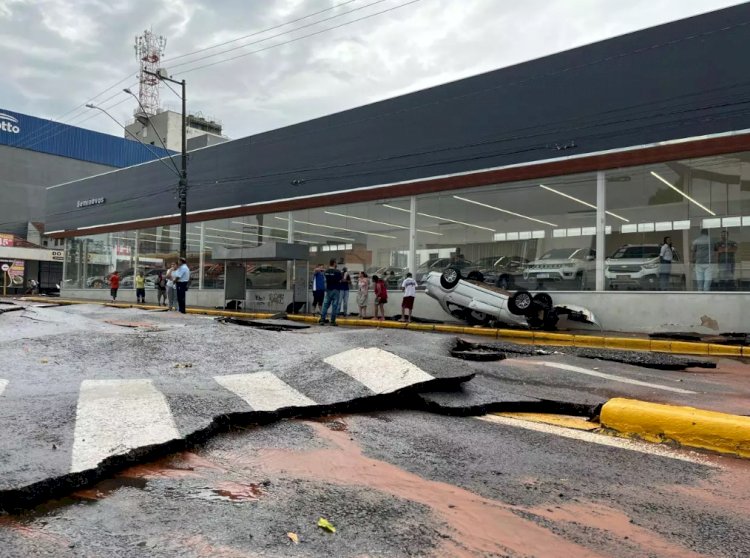 Temporal alaga ruas, arrasta carros, pedestres e até banheiro químico em Bauru