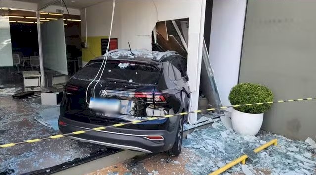 Carro quebra fachada de empresa após colidir com outro veículo em Bauru