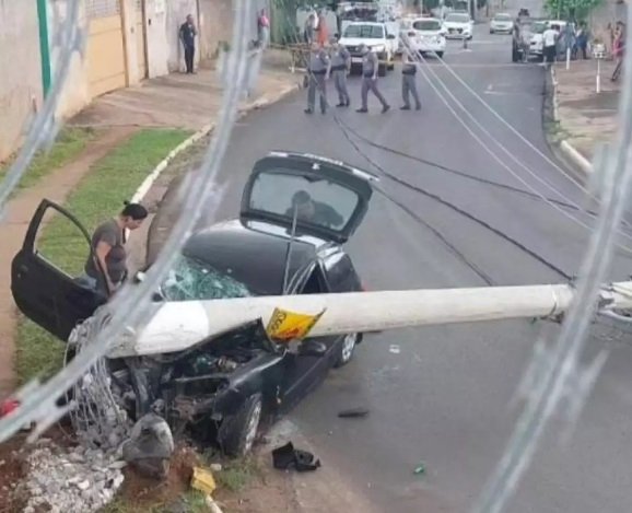 Motorista tem carro atingido por poste e morre em Bauru