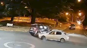 Colisão em cruzamento faz carro capotar em Bariri