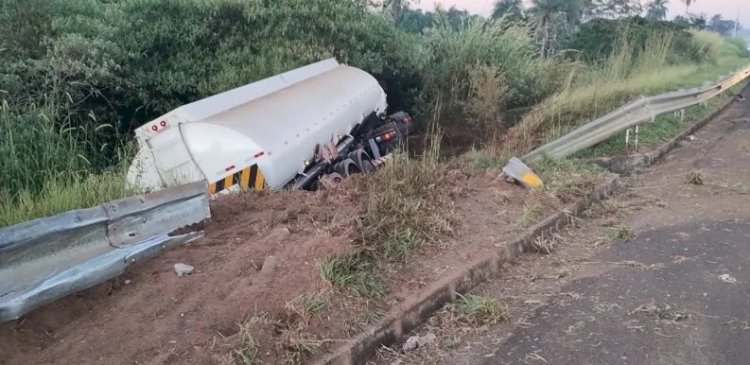 Caminhão-tanque perde controle e desce barranco na SP-225, em Brotas