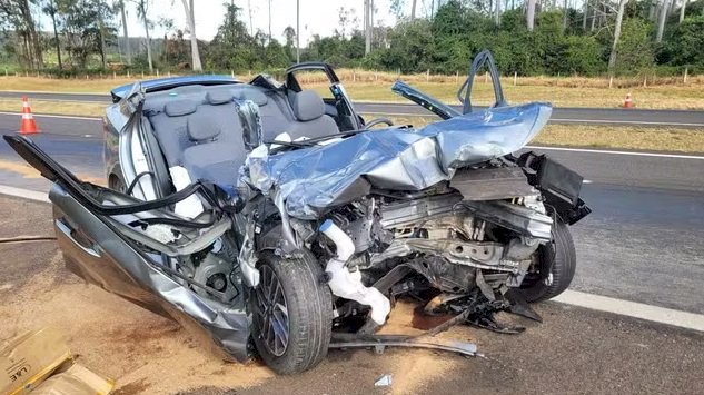 Motorista cochila no veículo e colide com carreta na Pederneiras-Bauru