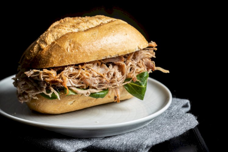 Voluntários promovem venda de lanche de pernil da Praça da Matriz em prol de vítimas de enchentes do RS