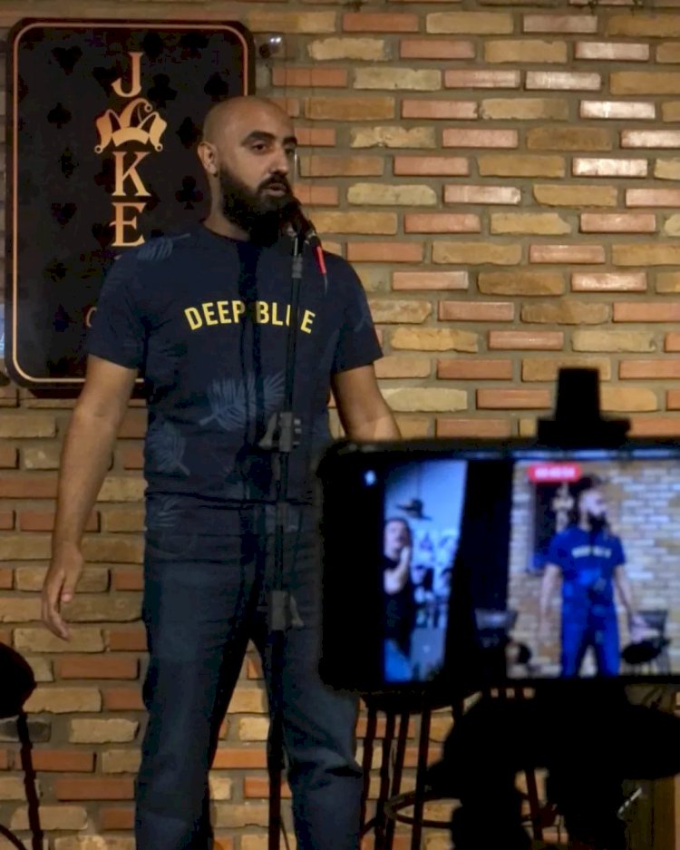 Inclusão social: comediante baririense insere intérprete de Libras e facilita acesso de deficientes auditivos em suas apresentações de stand-up comedy