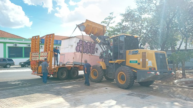 Trailer abandonado e usado como ponto de tráfico em praça é removido pela Prefeitura de Jaú