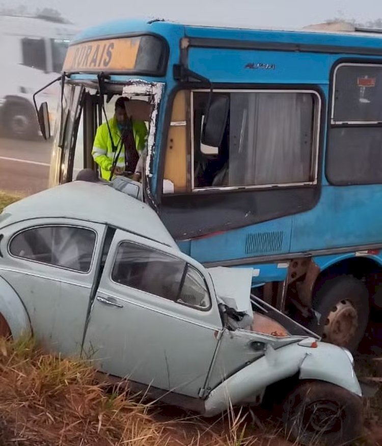 Colisão frontal entre fusca e ônibus na SP-304 mata idoso de 76 anos, em Mineiros do Tietê