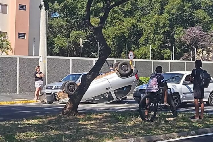 Carro capota ao colidir com outro veículo em Bauru