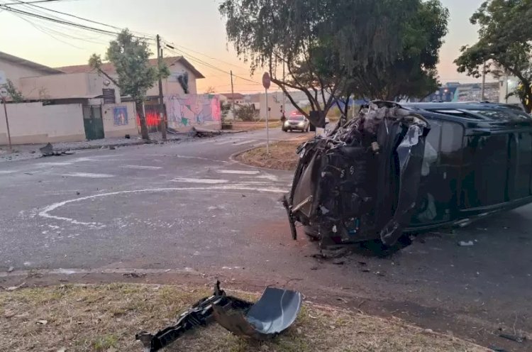 Carro de luxo arranca poste de energia elétrica e tomba em Jaú