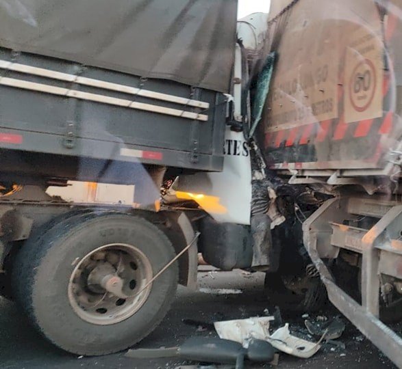 Cabine de caminhão é esmagada após colisão traseira em Jaú