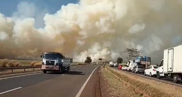 Incêndio às margens da Bauru-Jaú bloqueia trecho da rodovia próximo ao trevo de Itapuí e causa acidente